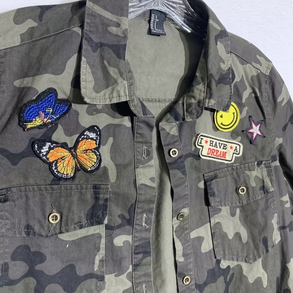 Women’s Size large Forever 21 Army Green Camo Shirt Jacket Patches Button Up - Picture 3 of 6